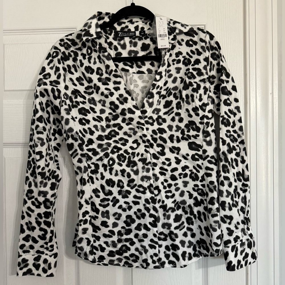 Women’s button up dress shirt. New York and Company. New with tags. Size small